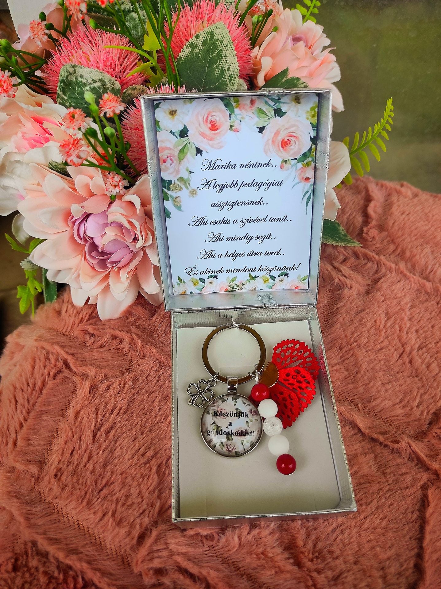 Csoportos köszönő kulcstartó piros